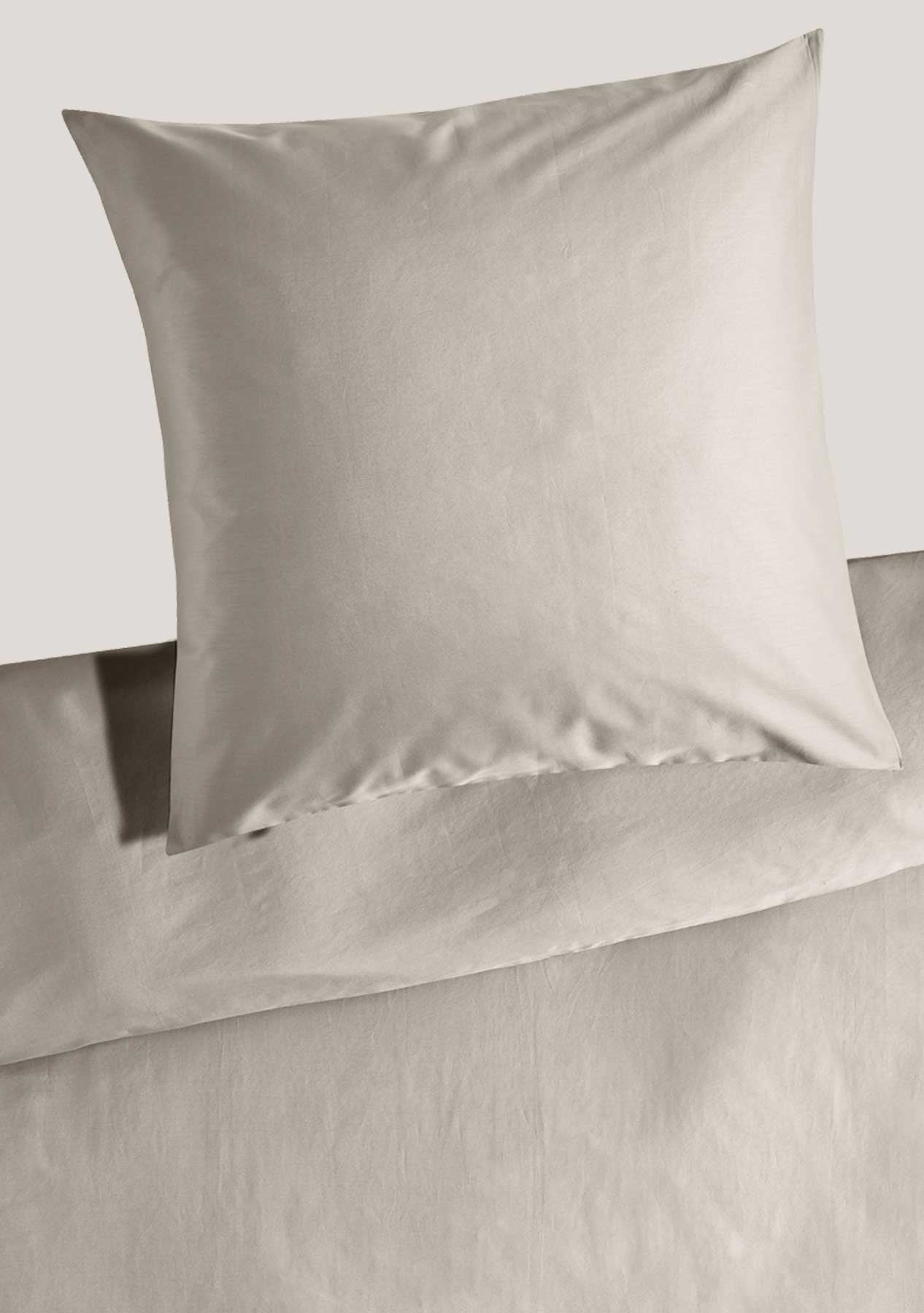 Precious plain satin bed linen with zipper